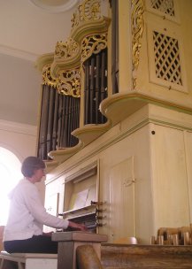 Loretta at organ in Altenberg church